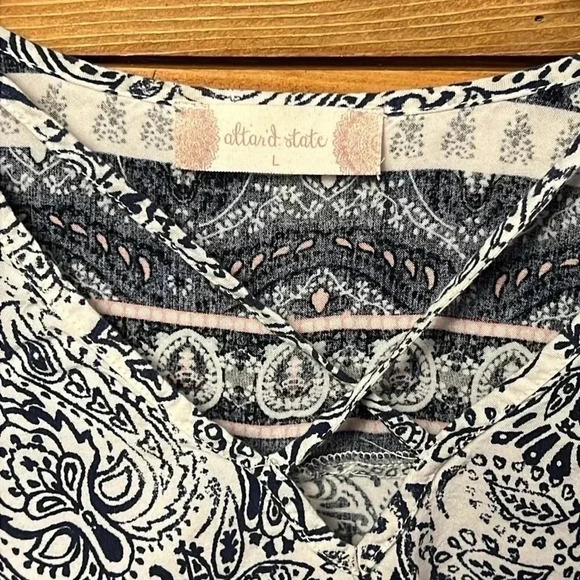 ALTARD STATE Womens LONG SLEEVE SHIRT top blouse Paisley white blue Rayon v-neck - Picture 2 of 8